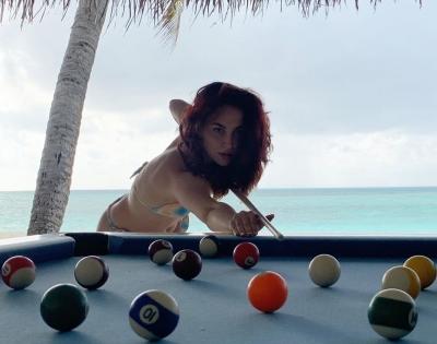 Elli AvrRam plays pool in bikini by the beach | Elli AvrRam plays pool in bikini by the beach