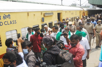 Lukewarm response to farmers' 'Rail Roko' in Karnataka | Lukewarm response to farmers' 'Rail Roko' in Karnataka