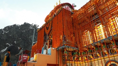 Badrinath temple opens, first prayers held on Modi's behalf | Badrinath temple opens, first prayers held on Modi's behalf