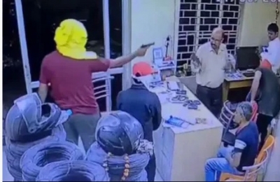 Masked men loot Rs 6L from UP bizman's office | Masked men loot Rs 6L from UP bizman's office Masked men loot Rs 6L from UP bizman's office | Masked men loot Rs 6L from UP bizman's office