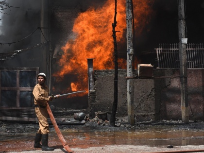 Fire breaks out at godown in Delhi | Fire breaks out at godown in Delhi