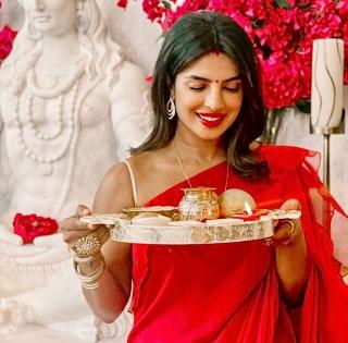 Priyanka-Nick look deeply in love in Karwa Chauth photos | Priyanka-Nick look deeply in love in Karwa Chauth photos Priyanka-Nick look deeply in love in Karwa Chauth photos | Priyanka-Nick look deeply in love in Karwa Chauth photos