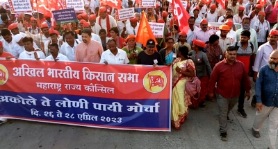Defying police notice and heat, Maha farmers start 52-km 'long march' in Ahmednagar | Defying police notice and heat, Maha farmers start 52-km 'long march' in Ahmednagar