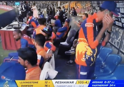 PSL 2020: Team official spotted using mobile in dug-out | PSL 2020: Team official spotted using mobile in dug-out