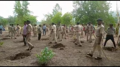 Forest official fires in air to disperse protesting tribals in Gujarat | Forest official fires in air to disperse protesting tribals in Gujarat