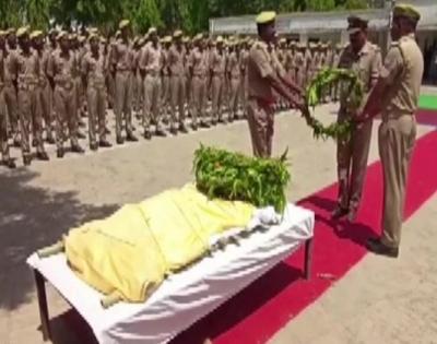 UP Police give sniffer dog emotional farewell | UP Police give sniffer dog emotional farewell