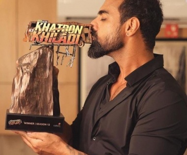 Tushar Kalia takes home 'KKK12' trophy, Rs 20 lakh and car | Tushar Kalia takes home 'KKK12' trophy, Rs 20 lakh and car