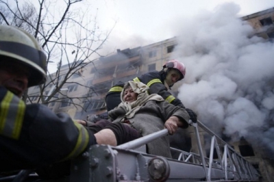 2 killed as Russian shelling hits Kiev apartment building | 2 killed as Russian shelling hits Kiev apartment building