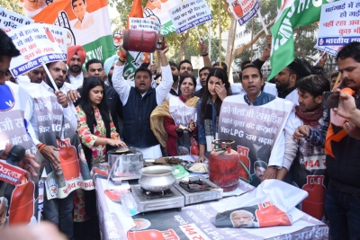 Cong youth wing demands roll-back of LPG price hike | Cong youth wing demands roll-back of LPG price hike Cong youth wing demands roll-back of LPG price hike | Cong youth wing demands roll-back of LPG price hike