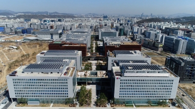 LG chief visits Indonesia battery plant to inspect group's EV transition efforts | LG chief visits Indonesia battery plant to inspect group's EV transition efforts LG chief visits Indonesia battery plant to inspect group's EV transition efforts | LG chief visits Indonesia battery plant to inspect group's EV transition efforts