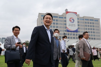 Yoon hosts 'housewarming' event in front yard of new presidential office | Yoon hosts 'housewarming' event in front yard of new presidential office