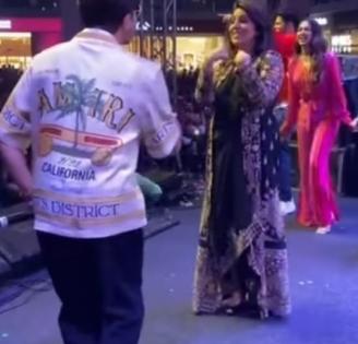 Neetu Kapoor, Anil Kapoor shake-a-leg on 'Ek Main Aur Ek Tu' | Neetu Kapoor, Anil Kapoor shake-a-leg on 'Ek Main Aur Ek Tu'