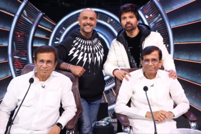 Director Mustan gifts a 'Baazigar' costume to 'Indian Idol 13' contestant | Director Mustan gifts a 'Baazigar' costume to 'Indian Idol 13' contestant