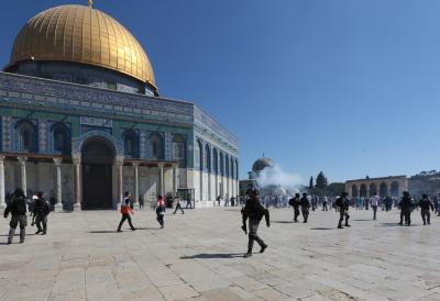 Israel slammed for deporting worshippers from Al-Aqsa | Israel slammed for deporting worshippers from Al-Aqsa