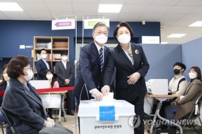 Moon casts early vote for S.Korean prez election | Moon casts early vote for S.Korean prez election