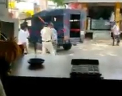 Two cops brutally thrash man in MP, video goes viral | Two cops brutally thrash man in MP, video goes viral