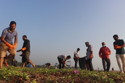 Eco warriors of UoH, PU join hands for Puducherry beach clean-up drive | Eco warriors of UoH, PU join hands for Puducherry beach clean-up drive