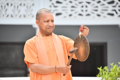 Yogi working 20 hours a day during Navratri to combat Covid-19 | Yogi working 20 hours a day during Navratri to combat Covid-19