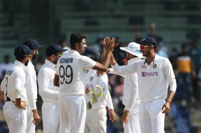 England reach 100 for loss six wickets, soon after tea | England reach 100 for loss six wickets, soon after tea