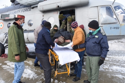 BSF airlifts 3 patients from snow-bound Tangdhar sector in J&K | BSF airlifts 3 patients from snow-bound Tangdhar sector in J&K