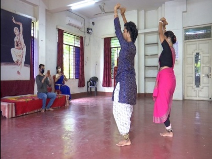 Odisha: Guru Kelu Charan Mohapatra Odissi Research Centre takes music and dance classes online amid COVID-19 pandemic | Odisha: Guru Kelu Charan Mohapatra Odissi Research Centre takes music and dance classes online amid COVID-19 pandemic