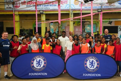 Chelsea legend Jimmy Floyd Hasselbaink conducts coaching clinic in Mumbai's Dharavi | Chelsea legend Jimmy Floyd Hasselbaink conducts coaching clinic in Mumbai's Dharavi