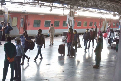 Telangana sent over 1 lakh migrants by 74 trains | Telangana sent over 1 lakh migrants by 74 trains