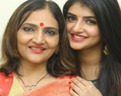 Complaint lodged against mother of Telugu actress in K'taka by husband | Complaint lodged against mother of Telugu actress in K'taka by husband Complaint lodged against mother of Telugu actress in K'taka by husband | Complaint lodged against mother of Telugu actress in K'taka by husband