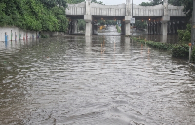 Heavy rains turn Delhi's roads, markets into flood zones | Heavy rains turn Delhi's roads, markets into flood zones
