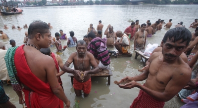 Covid norms go for toss as thousands gather for 'tarpan' at Kolkata ghats | Covid norms go for toss as thousands gather for 'tarpan' at Kolkata ghats