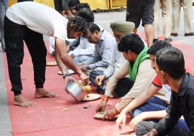 Protesting wrestlers organise langar at Jantar Mantar, serve food to participants | Protesting wrestlers organise langar at Jantar Mantar, serve food to participants