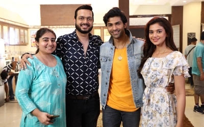 Taaha Shah, Shruti Sharma get sweet for 'Mooh Mitha Karao' | Taaha Shah, Shruti Sharma get sweet for 'Mooh Mitha Karao' Taaha Shah, Shruti Sharma get sweet for 'Mooh Mitha Karao' | Taaha Shah, Shruti Sharma get sweet for 'Mooh Mitha Karao'