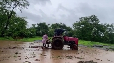 Salman Khan goes farming on a tractor | Salman Khan goes farming on a tractor