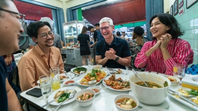 Cook visits Thailand to meet WWDC scholarship winners | Cook visits Thailand to meet WWDC scholarship winners