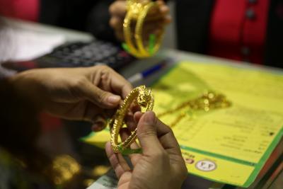 Gold, silver prices slip amid profit booking, dollar gains | Gold, silver prices slip amid profit booking, dollar gains Gold, silver prices slip amid profit booking, dollar gains | Gold, silver prices slip amid profit booking, dollar gains