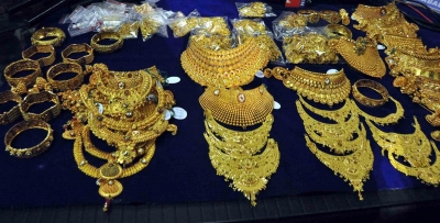 K'taka ACB raids KAS officer's house, seizes cache of gold jewellery | K'taka ACB raids KAS officer's house, seizes cache of gold jewellery K'taka ACB raids KAS officer's house, seizes cache of gold jewellery | K'taka ACB raids KAS officer's house, seizes cache of gold jewellery