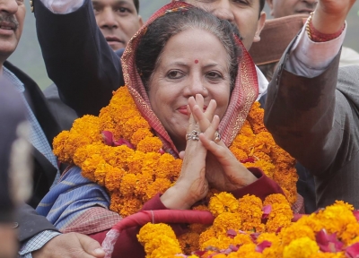 Pratibha Singh out of CM's race in Himachal; could be thorn for Cong | Pratibha Singh out of CM's race in Himachal; could be thorn for Cong