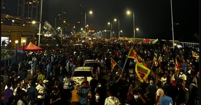 Tense situation in Colombo as Rajapaksa supporters attack peaceful protesters | Tense situation in Colombo as Rajapaksa supporters attack peaceful protesters