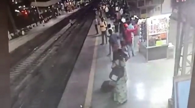 RPF man save life of woman passenger at Bhubaneswar railway station | RPF man save life of woman passenger at Bhubaneswar railway station RPF man save life of woman passenger at Bhubaneswar railway station | RPF man save life of woman passenger at Bhubaneswar railway station