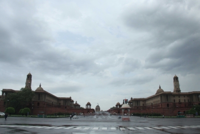 Partially cloudy sky, light rain likely in Delhi | Partially cloudy sky, light rain likely in Delhi
