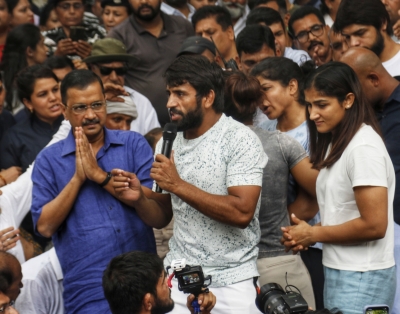 Kejriwal joins protesting wrestlers at Jantar Mantar | Kejriwal joins protesting wrestlers at Jantar Mantar