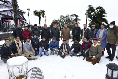Himachal Governor, CM enjoy snowfall | Himachal Governor, CM enjoy snowfall