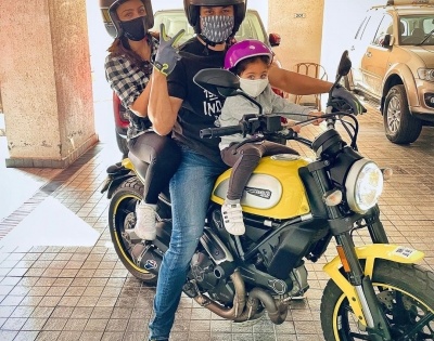 Kunal goes for bike ride with daughter Inaaya, wife Soha | Kunal goes for bike ride with daughter Inaaya, wife Soha