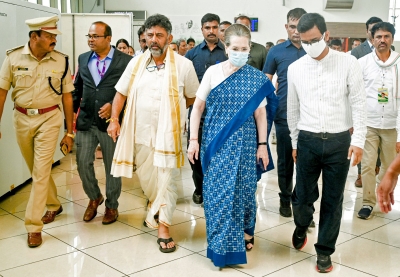 Sonia arrives in K'taka to take part in Bharat Jodo Yatra | Sonia arrives in K'taka to take part in Bharat Jodo Yatra Sonia arrives in K'taka to take part in Bharat Jodo Yatra | Sonia arrives in K'taka to take part in Bharat Jodo Yatra