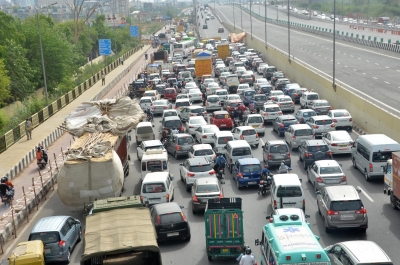 Massive jams as Haryana-Delhi borders sealed | Massive jams as Haryana-Delhi borders sealed