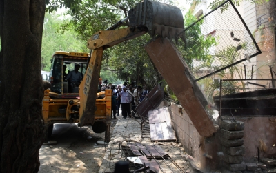 Bulldozers again roll in Delhi, left protests | Bulldozers again roll in Delhi, left protests