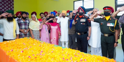 Punjab CM lends shoulder to martyred soldier's bier | Punjab CM lends shoulder to martyred soldier's bier