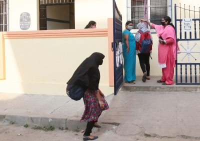 Tense situation continues in K'taka colleges as hijab wearing Muslim students sent back | Tense situation continues in K'taka colleges as hijab wearing Muslim students sent back