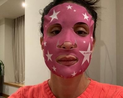 Kareena posts a 'starry' picture in face mask | Kareena posts a 'starry' picture in face mask Kareena posts a 'starry' picture in face mask | Kareena posts a 'starry' picture in face mask