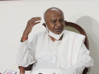 Deve Gowda extends support to KCR's fight against communal politics | Deve Gowda extends support to KCR's fight against communal politics
